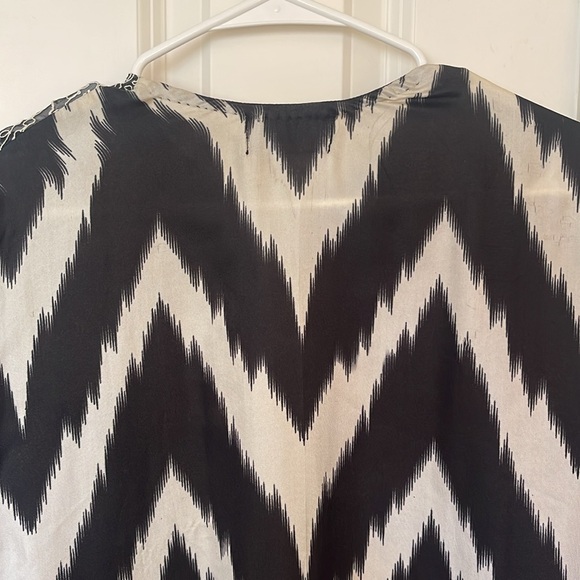 Sana Safinaz Pakistani Indian kaftaan in black and white silk with embroidery. - Picture 6 of 8